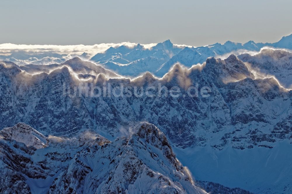 Leutasch von oben - Winterluftbild Gipfel und Grate mit Schneewehen im Gegenlicht in der Felsen- und Berglandschaft der Alpen bei Seefeld in Tirol in Österreich