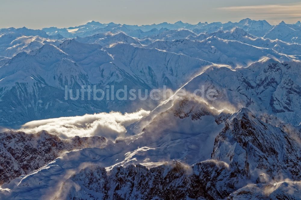 Leutasch aus der Vogelperspektive: Winterluftbild Gipfel und Grate mit Schneewehen im Gegenlicht in der Felsen- und Berglandschaft der Alpen bei Seefeld in Tirol in Österreich