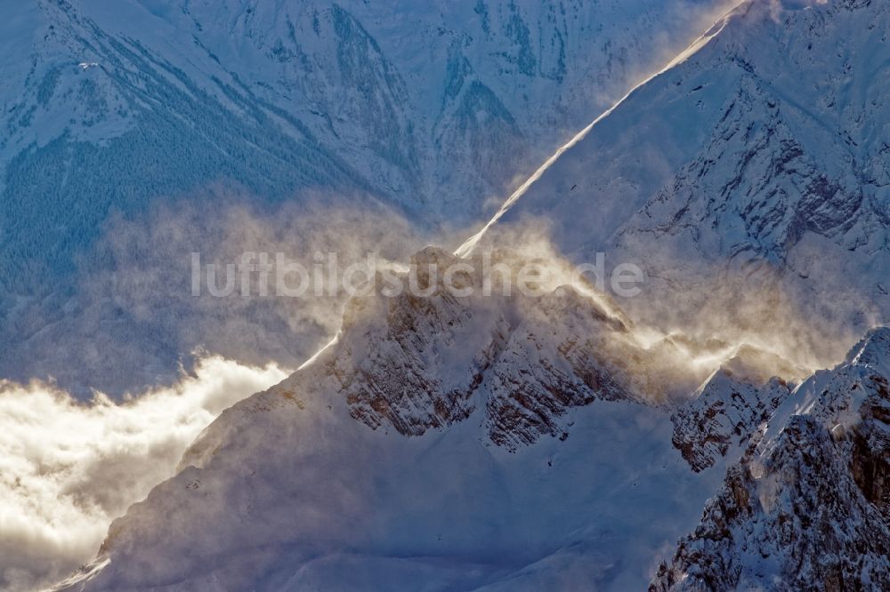 Luftbild Leutasch - Winterluftbild Gipfel und Grate mit Schneewehen im Gegenlicht in der Felsen- und Berglandschaft der Alpen bei Seefeld in Tirol in Österreich