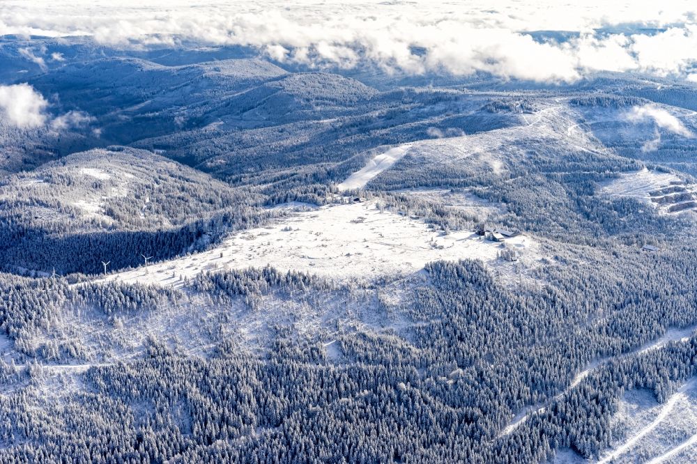 Luftaufnahme Seebach - Winterluftbild Gipfel der Hornisgrinde in der Felsen- und Berglandschaft in Seebach im Bundesland Baden-Württemberg, Deutschland