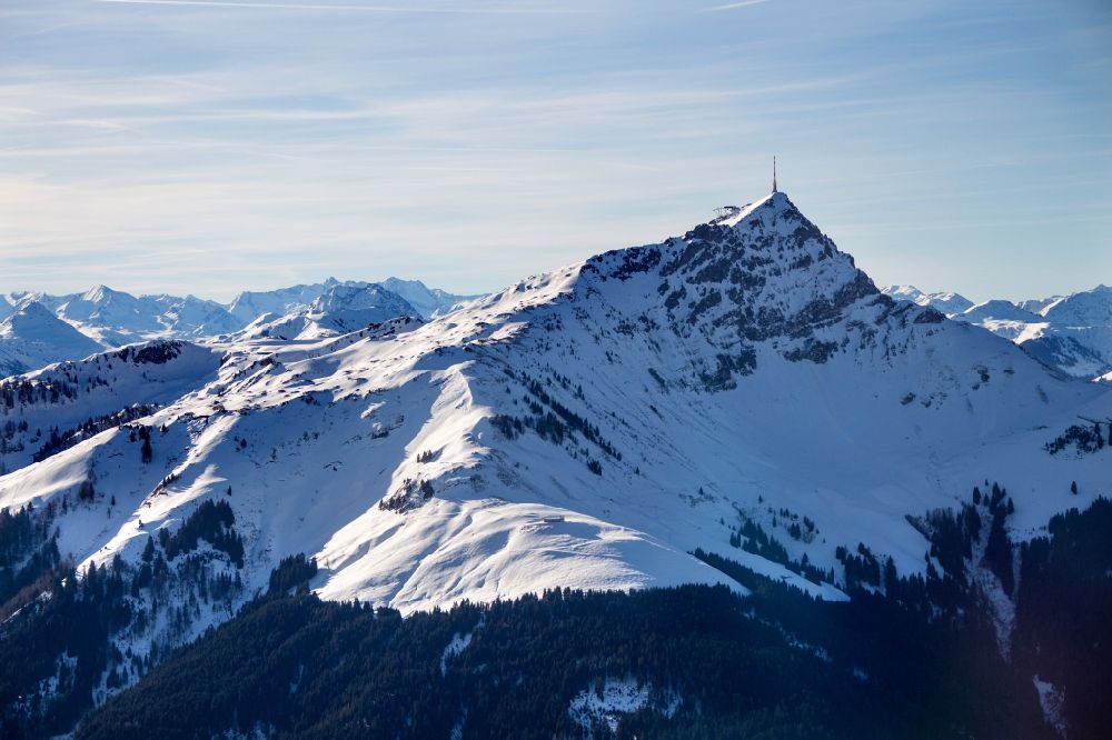 Sankt Johann von oben - Winterluftbild Gipfel des Kaisergebirges in der Felsen- und Berglandschaft in Sankt Johann in Tirol, Österreich