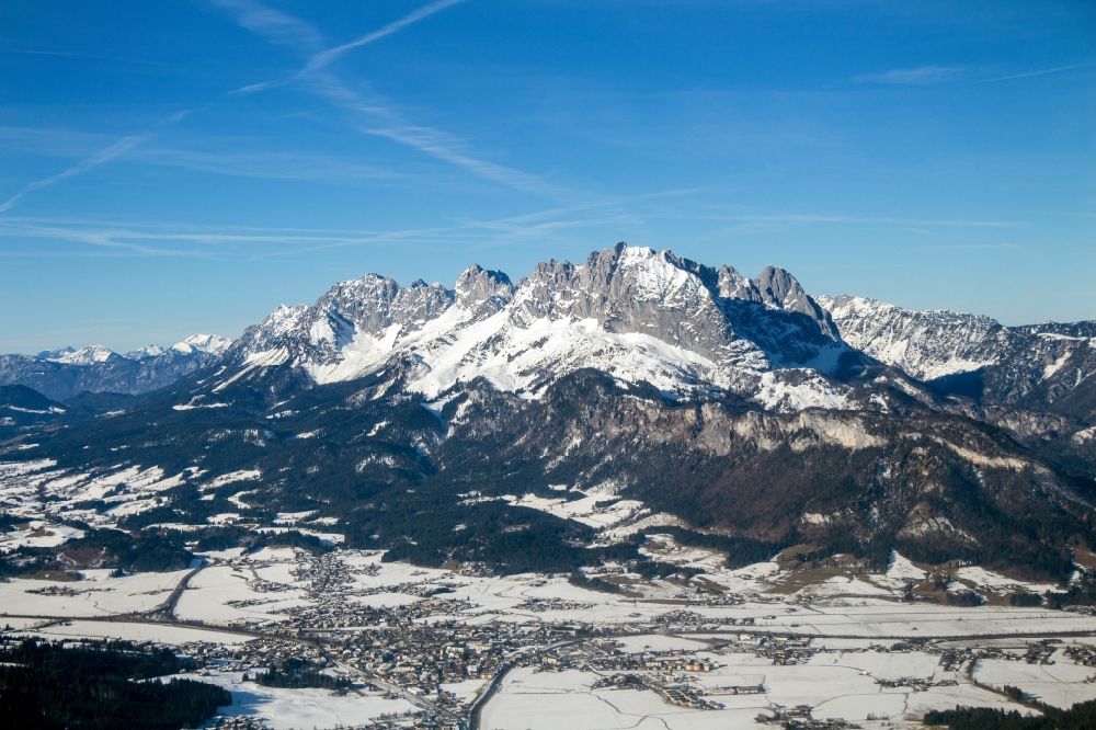 Sankt Johann aus der Vogelperspektive: Winterluftbild Gipfel des Kaisergebirges in der Felsen- und Berglandschaft in Sankt Johann in Tirol, Österreich