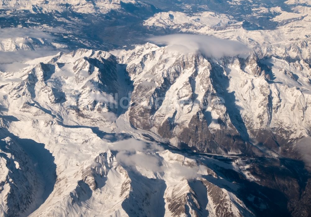 Departement Haute-Savoie aus der Vogelperspektive: Winterluftbild Gipfel des Mont Blanc in der Felsen- und Berglandschaft in den Alpen in Auvergne-Rhone-Alpes, Frankreich