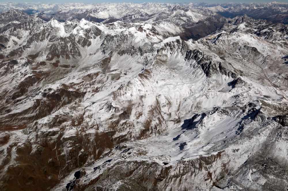 Luftaufnahme Sur - Winterluftbild Gipfel am Piz Calderas in der Felsen- und Berglandschaft in Sur im Kanton Graubünden, Schweiz