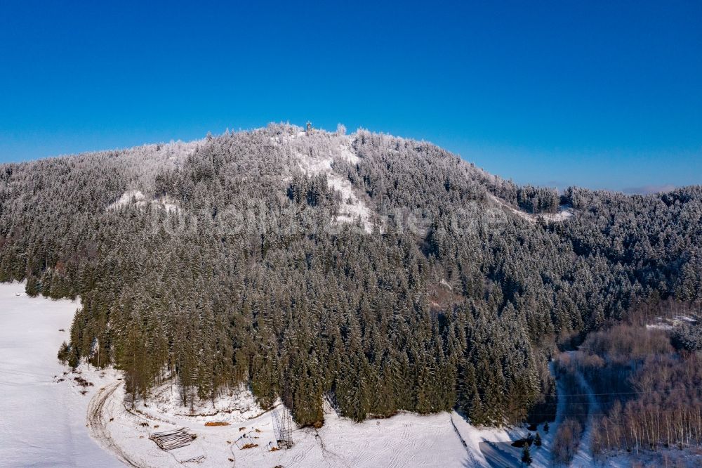 Tanvald von oben - Winterluftbild Gipfel Tanvaldsky Spicak in der Felsen- und Berglandschaft in Tanvald in Liberecky kraj, Tschechien