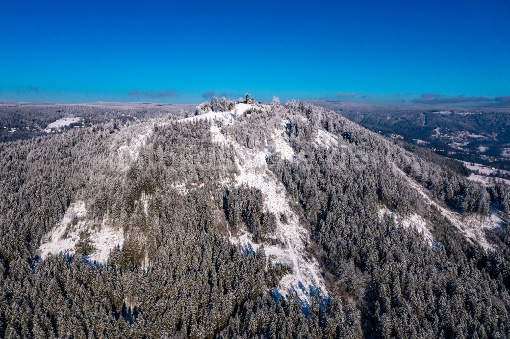 Tanvald aus der Vogelperspektive: Winterluftbild Gipfel Tanvaldsky Spicak in der Felsen- und Berglandschaft in Tanvald in Liberecky kraj, Tschechien