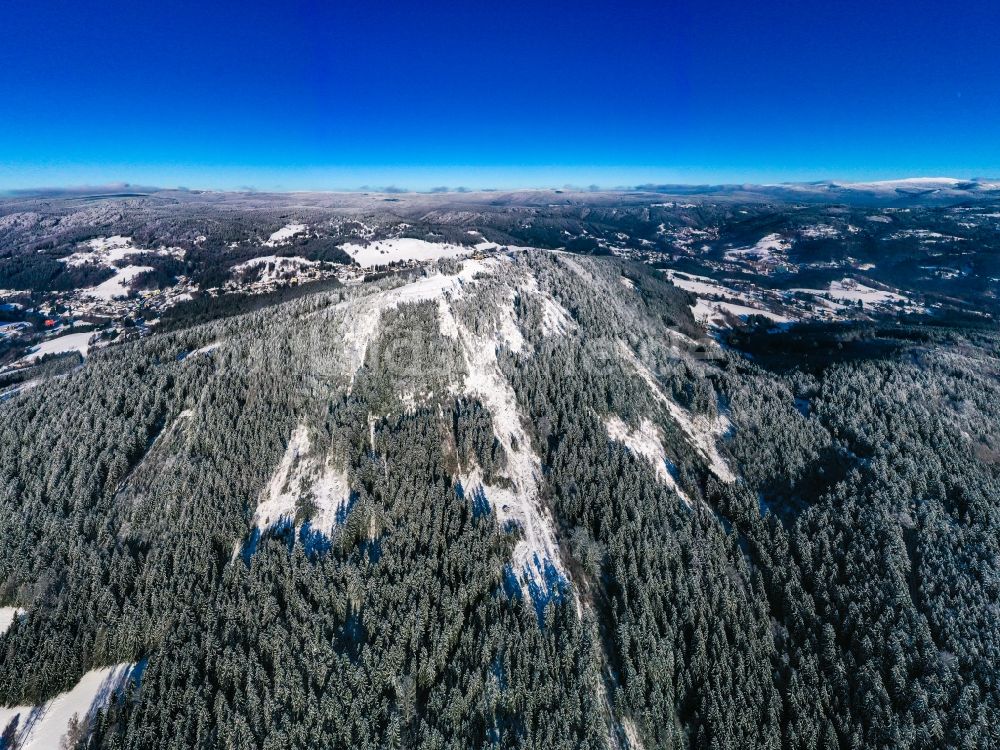 Luftbild Tanvald - Winterluftbild Gipfel Tanvaldsky Spicak in der Felsen- und Berglandschaft in Tanvald in Liberecky kraj, Tschechien
