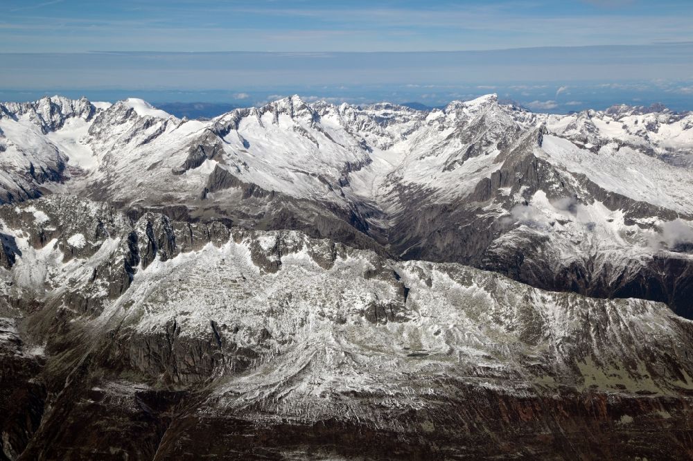 Andermatt von oben - Winterluftbild Gipfel der Urner Alpen in den Zentralalpen in der Felsen- und Berglandschaft bei Andermatt im Kanton Uri, Schweiz