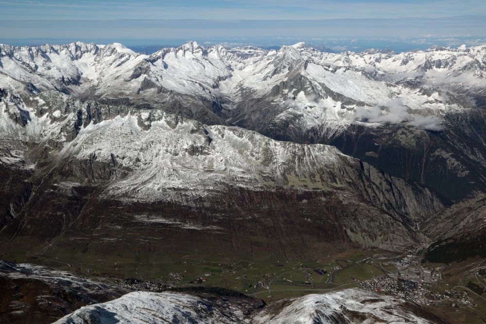Andermatt aus der Vogelperspektive: Winterluftbild Gipfel der Urner Alpen in den Zentralalpen in der Felsen- und Berglandschaft bei Andermatt im Kanton Uri, Schweiz