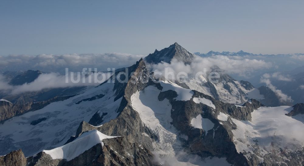 Luftbild Randa - Winterluftbild Gipfel des Zinalrothorn und der Weisshorngruppe in der Felsen- und Berglandschaft in Randa im Kanton Wallis, Schweiz