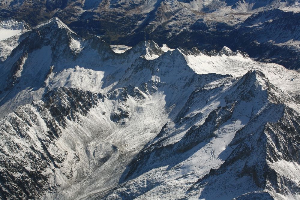 Luftaufnahme Obergoms VS - Winterluftbild Gipfelgruppe im Gotthardmassiv beim Pizzo Gallina (rechts) in den Lepondinische Alpen in Obergoms VS im Kanton Wallis, Schweiz
