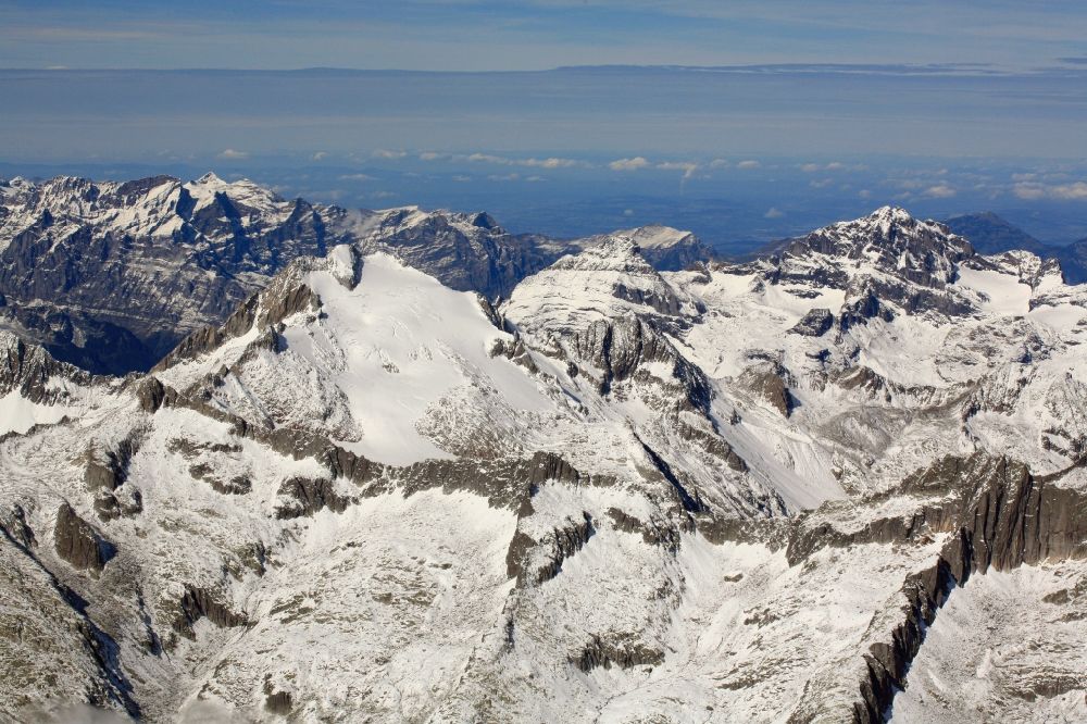 Luftbild Disentis/Mustér - Winterluftbild der Gipfelgruppe um den Oberalpstock in den Glarner im Grenzgebiet der Kantone Graubünden und Uri in den Glarner Alpen, Schweiz