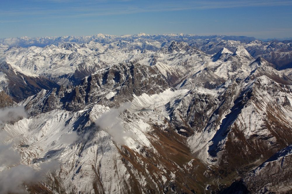 Luftbild Mulegns - Winterluftbild der Gipfelgruppe um den Piz Platta in den Schweizer Alpen im Kanton Graubünden, Schweiz