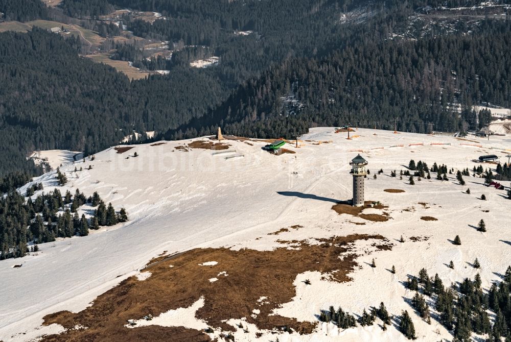 Luftaufnahme Feldberg (Schwarzwald) - Winterluftbild der Gipfelregion des Feldbergs mit den Wintersportanlagen beim Worldcup der Skicrosser in Feldberg (Schwarzwald) im Bundesland Baden-Württemberg, Deutschland