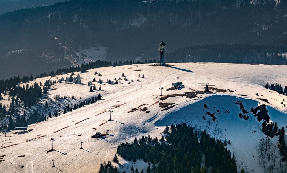 Feldberg (Schwarzwald) aus der Vogelperspektive: Winterluftbild der Gipfelregion des Feldbergs mit den Wintersportanlagen beim Worldcup der Skicrosser in Feldberg (Schwarzwald) im Bundesland Baden-Württemberg, Deutschland