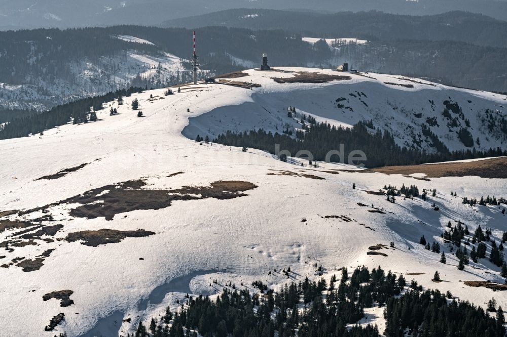 Luftaufnahme Feldberg (Schwarzwald) - Winterluftbild der Gipfelregion des Feldbergs mit den Wintersportanlagen beim Worldcup der Skicrosser in Feldberg (Schwarzwald) im Bundesland Baden-Württemberg, Deutschland