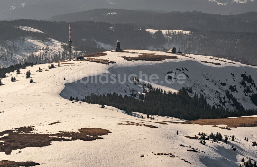 Feldberg (Schwarzwald) von oben - Winterluftbild der Gipfelregion des Feldbergs mit den Wintersportanlagen beim Worldcup der Skicrosser in Feldberg (Schwarzwald) im Bundesland Baden-Württemberg, Deutschland
