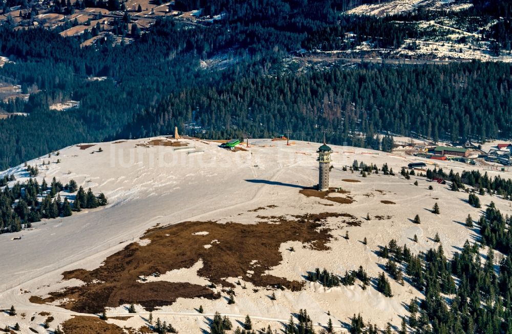 Luftaufnahme Feldberg (Schwarzwald) - Winterluftbild der Gipfelregion des Feldbergs mit den Wintersportanlagen am Seebuck beim Worldcup der Skicrosser in Feldberg (Schwarzwald) im Bundesland Baden-Württemberg, Deutschland
