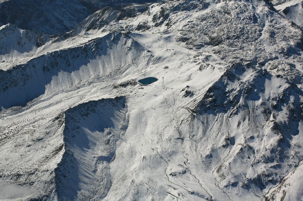 Davos aus der Vogelperspektive: Winterluftbild der Gipfelregion am Weißfluhjoch beim Totalpsee im Ski- und Wintersportgebiet von Davos im Kanton Graubünden, Schweiz