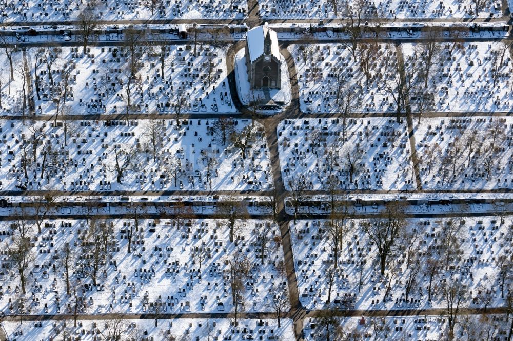 Luftaufnahme Würzburg - Winterluftbild Grabreihen auf dem Gelände des Friedhofes mit der Kapelle im Hauptfriedhof in Würzburg im Bundesland Bayern, Deutschland