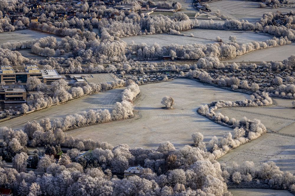 Luftaufnahme Hamm - Winterluftbild Grasflächen- Strukturen einer Feld- Landschaft entlang der Ahse in Hamm im Bundesland Nordrhein-Westfalen, Deutschland