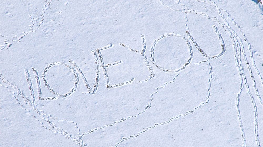 Luftbild Thomasberg - Winterluftbild Grasflächen- Strukturen einer Feld- Landschaft mit Schriftzug „I love you“ in Thomasberg im Bundesland Nordrhein-Westfalen, Deutschland