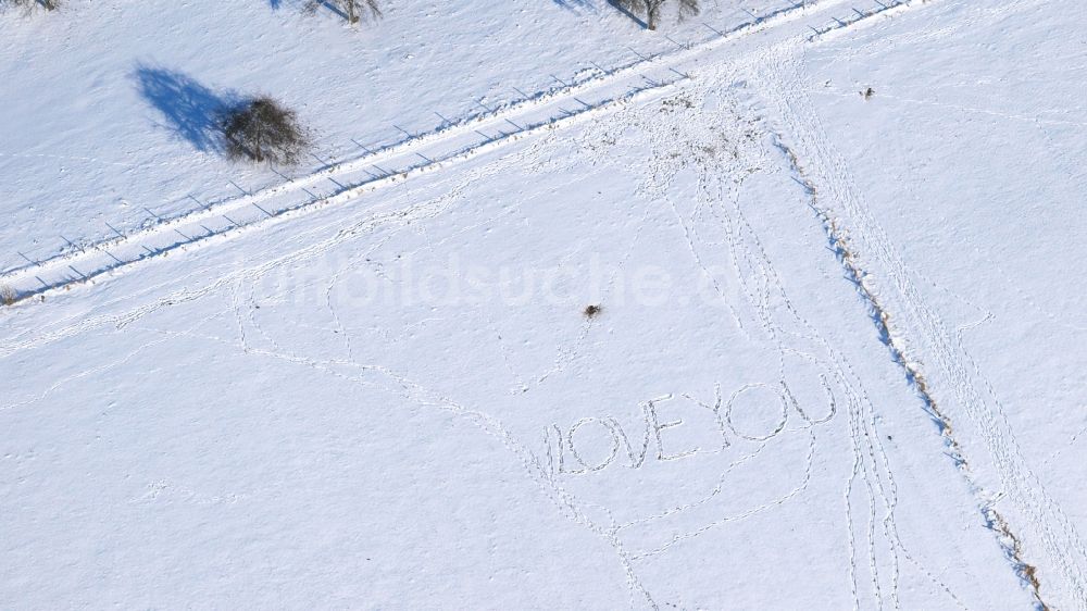 Luftaufnahme Thomasberg - Winterluftbild Grasflächen- Strukturen einer Feld- Landschaft mit Schriftzug „I love you“ in Thomasberg im Bundesland Nordrhein-Westfalen, Deutschland