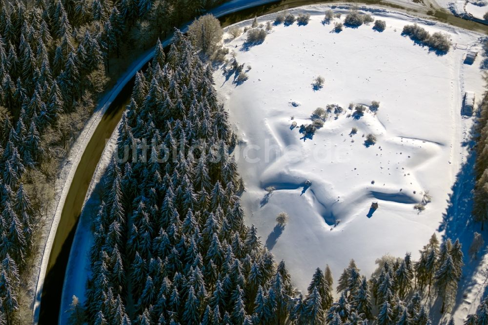 Luftbild Gersfeld (Rhön) - Winterluftbild Grasflächen- Strukturen einer Feld- Landschaft der sternförmigen Schwedenschanze in Gersfeld (Rhön) im Bundesland Hessen, Deutschland