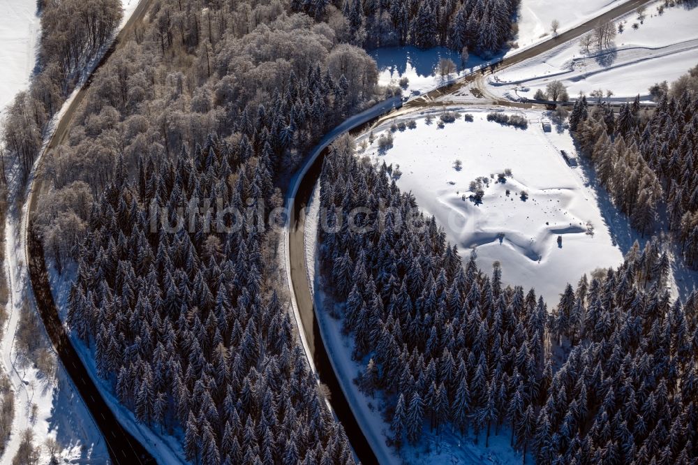 Luftaufnahme Gersfeld (Rhön) - Winterluftbild Grasflächen- Strukturen einer Feld- Landschaft der sternförmigen Schwedenschanze in Gersfeld (Rhön) im Bundesland Hessen, Deutschland