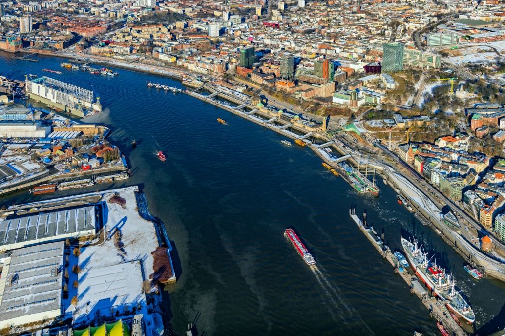 Hamburg von oben - Winterluftbild Hafenanlagen, Landungsbrücken am Ufer des Flußverlaufes der der Elbe in Hamburg, Deutschland