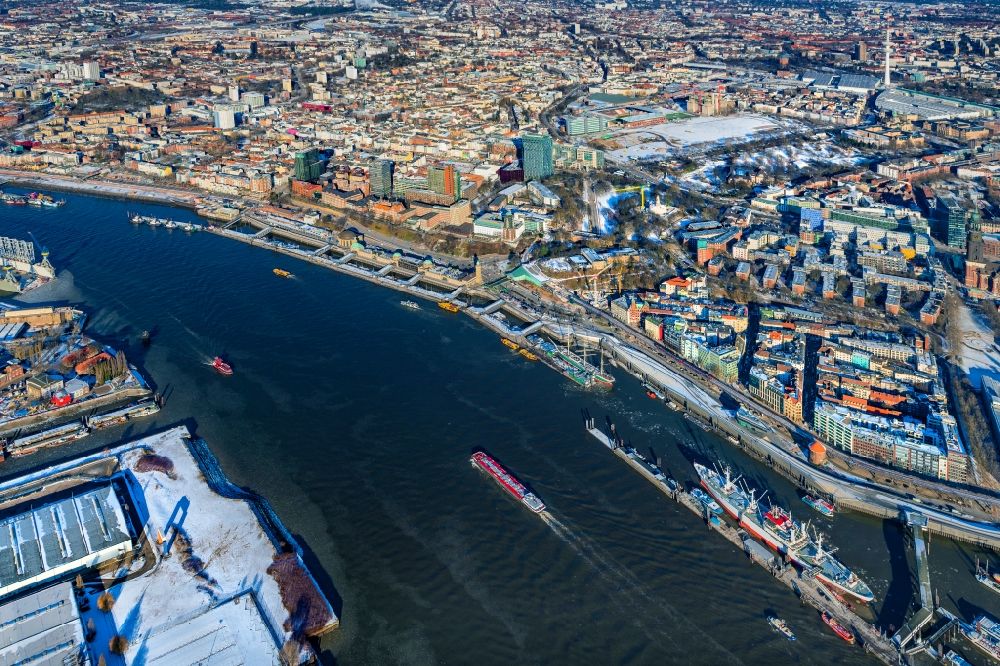 Hamburg aus der Vogelperspektive: Winterluftbild Hafenanlagen, Landungsbrücken am Ufer des Flußverlaufes der der Elbe in Hamburg, Deutschland