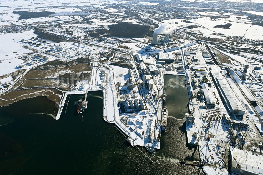 Rostock von oben - Winterluftbild Hafenanlagen des Seehafen in Rostock im Bundesland Mecklenburg-Vorpommern, Deutschland