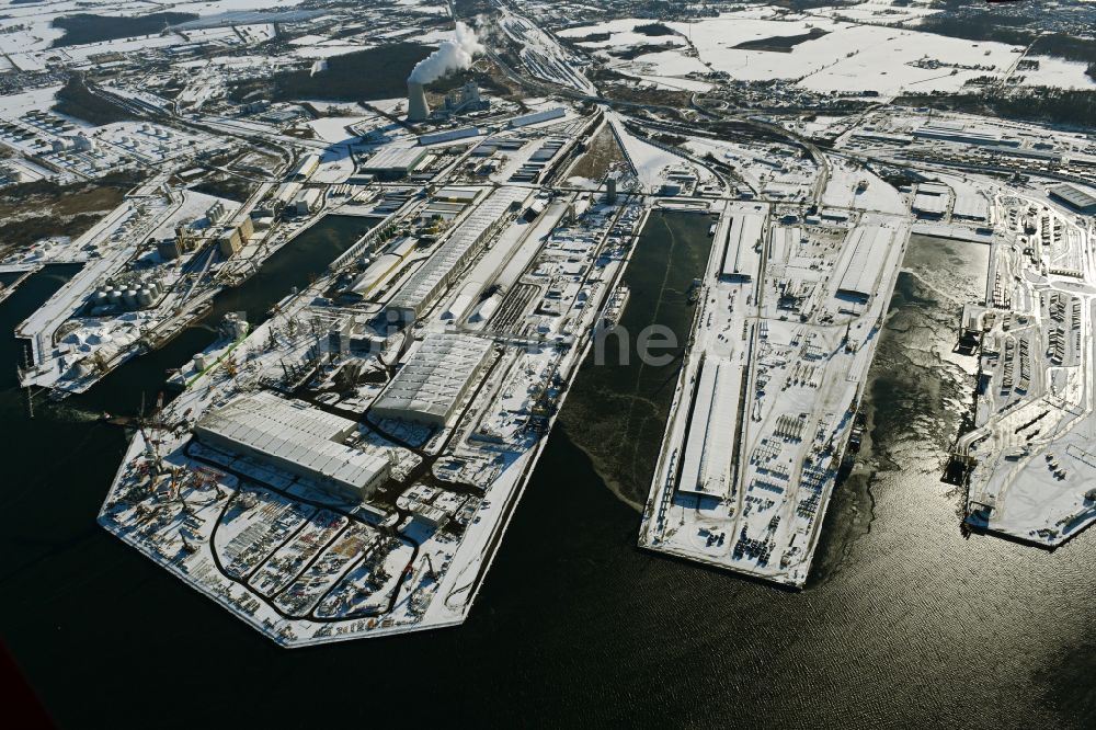 Luftaufnahme Rostock - Winterluftbild Hafenanlagen des Seehafen in Rostock im Bundesland Mecklenburg-Vorpommern, Deutschland