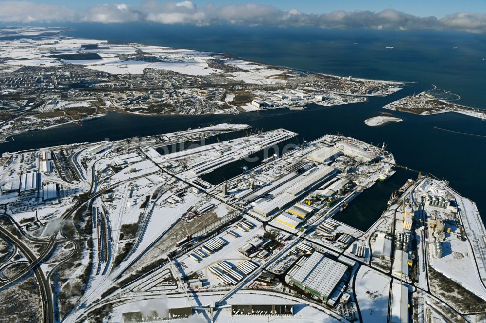 Rostock aus der Vogelperspektive: Winterluftbild Hafenanlagen des Seehafen in Rostock im Bundesland Mecklenburg-Vorpommern, Deutschland