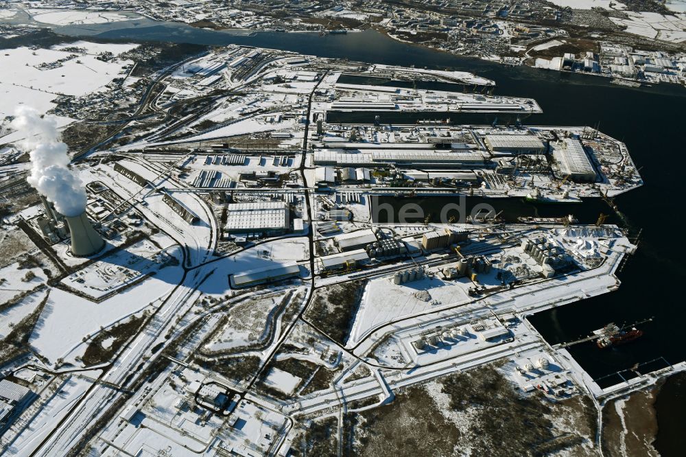 Rostock aus der Vogelperspektive: Winterluftbild Hafenanlagen des Seehafen in Rostock im Bundesland Mecklenburg-Vorpommern, Deutschland