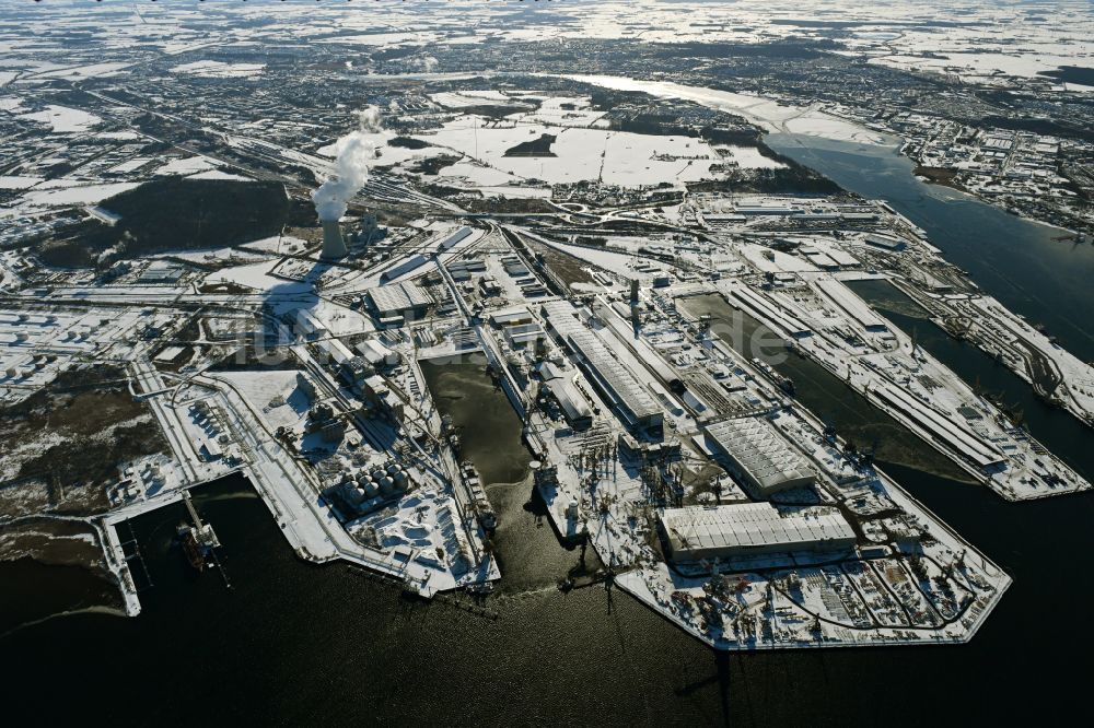 Luftaufnahme Rostock - Winterluftbild Hafenanlagen des Seehafen in Rostock im Bundesland Mecklenburg-Vorpommern, Deutschland