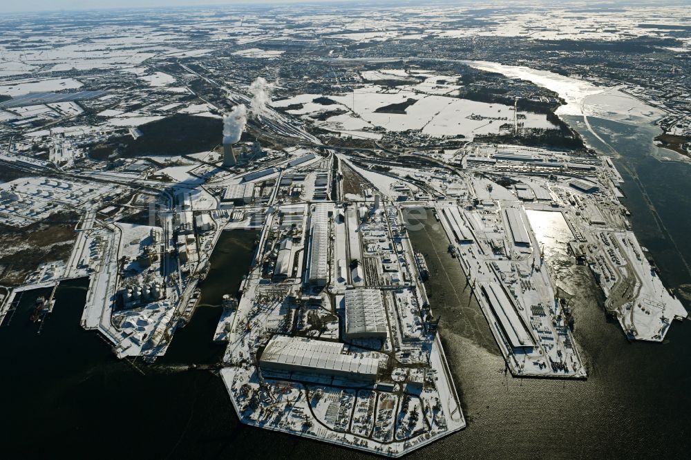 Rostock von oben - Winterluftbild Hafenanlagen des Seehafen in Rostock im Bundesland Mecklenburg-Vorpommern, Deutschland