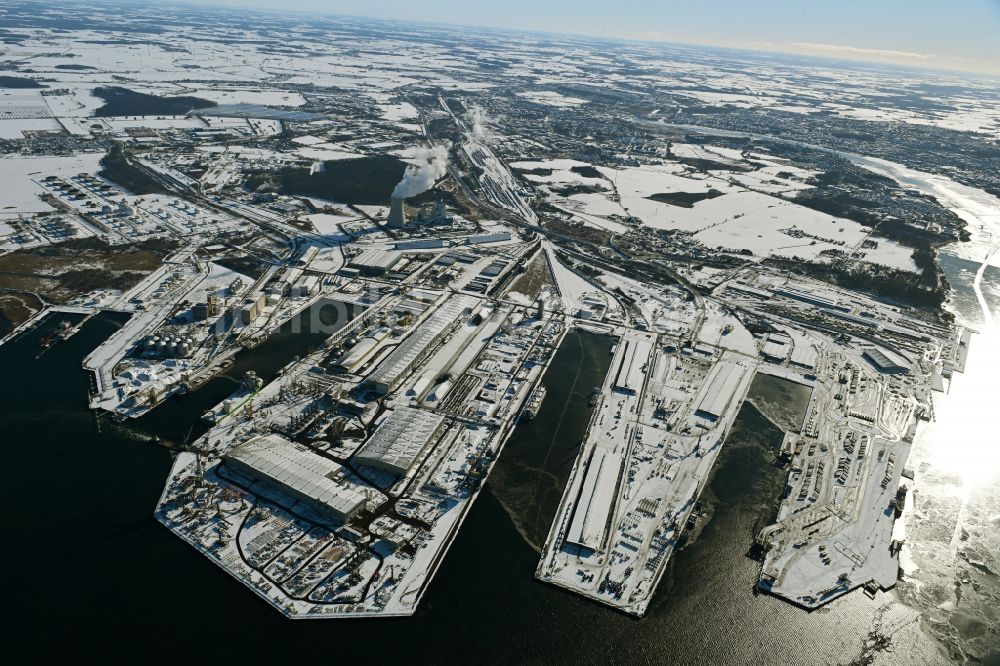 Luftbild Rostock - Winterluftbild Hafenanlagen des Seehafen in Rostock im Bundesland Mecklenburg-Vorpommern, Deutschland