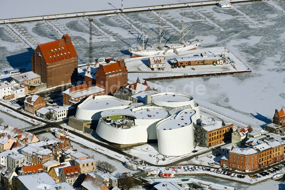 Stralsund aus der Vogelperspektive: Winterluftbild Hafeninsel mit dem Ozeaneum Meereskunde- Museum in der Hansestadt Stralsund in Mecklenburg - Vorpommern