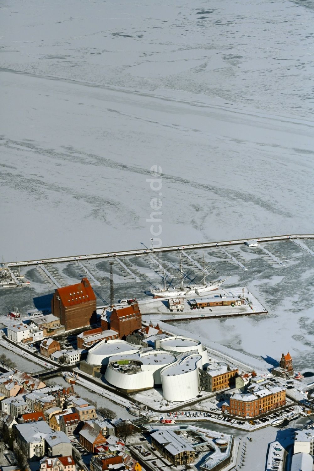 Luftbild Stralsund - Winterluftbild Hafeninsel mit dem Ozeaneum Meereskunde- Museum in der Hansestadt Stralsund in Mecklenburg - Vorpommern