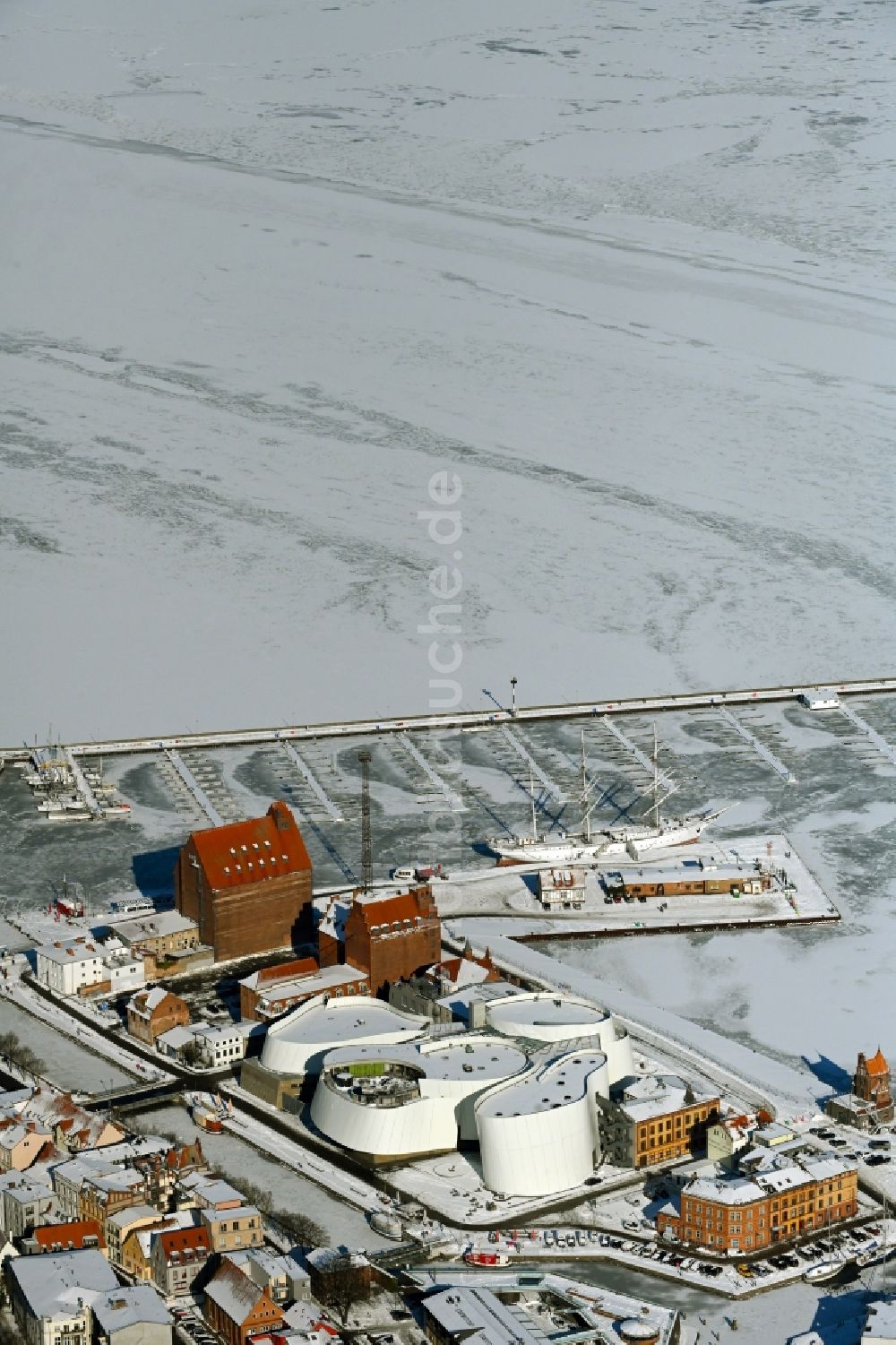 Luftaufnahme Stralsund - Winterluftbild Hafeninsel mit dem Ozeaneum Meereskunde- Museum in der Hansestadt Stralsund in Mecklenburg - Vorpommern