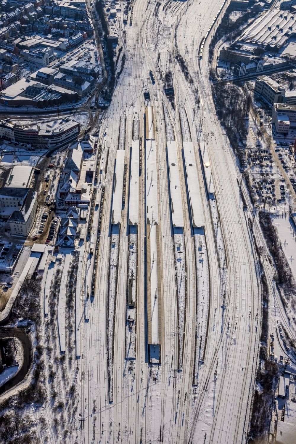 Hamm aus der Vogelperspektive: Winterluftbild Hauptbahnhof der Deutschen Bahn in Hamm im Bundesland Nordrhein-Westfalen, Deutschland