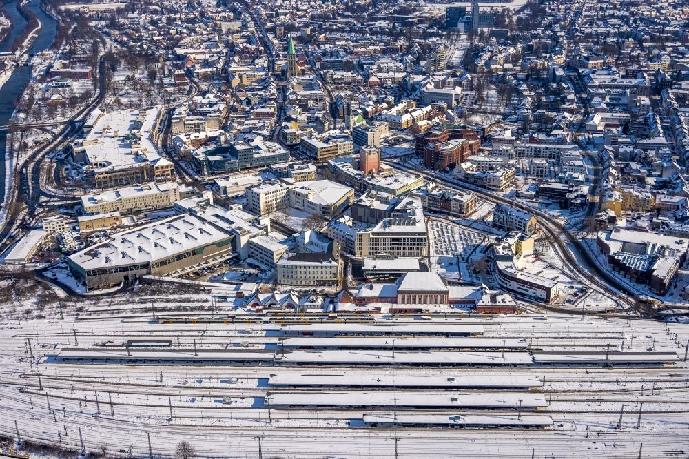 Hamm von oben - Winterluftbild Hauptbahnhof der Deutschen Bahn in Hamm im Bundesland Nordrhein-Westfalen, Deutschland