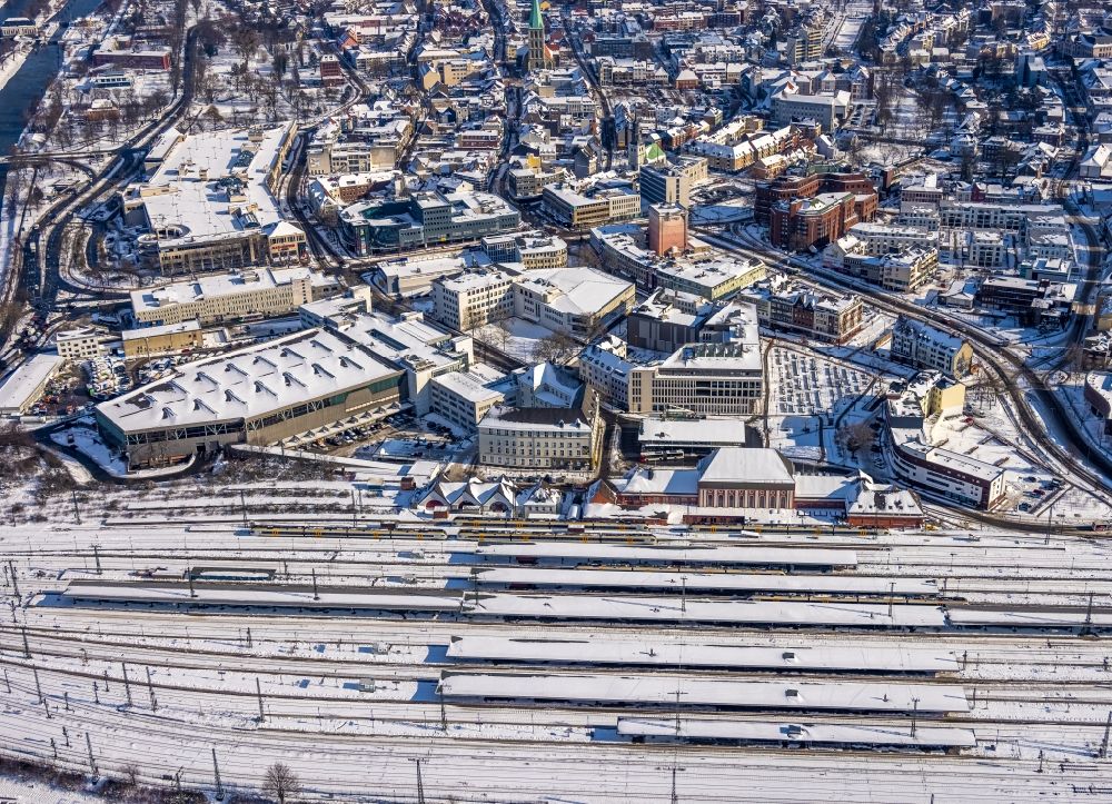Hamm aus der Vogelperspektive: Winterluftbild Hauptbahnhof der Deutschen Bahn in Hamm im Bundesland Nordrhein-Westfalen, Deutschland