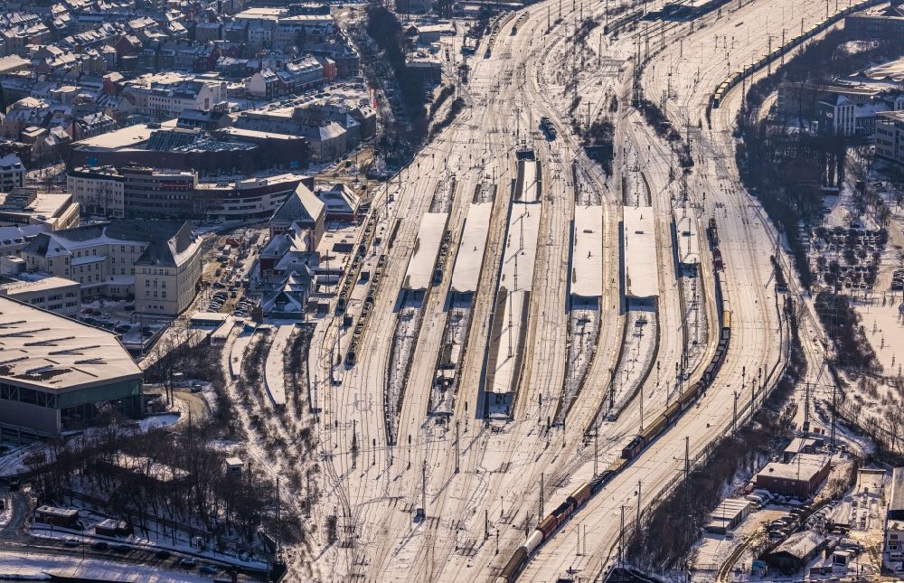 Hamm von oben - Winterluftbild Hauptbahnhof der Deutschen Bahn in Hamm im Bundesland Nordrhein-Westfalen, Deutschland