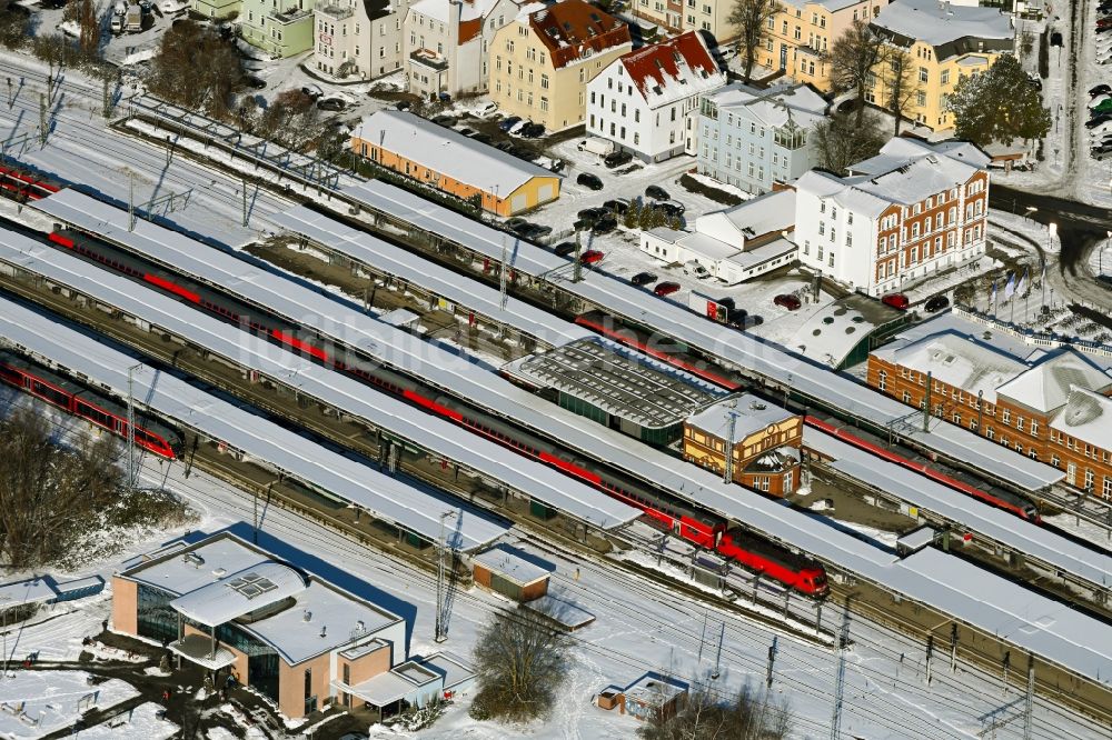 Rostock aus der Vogelperspektive: Winterluftbild Hauptbahnhof der Deutschen Bahn in Rostock im Bundesland , Deutschland