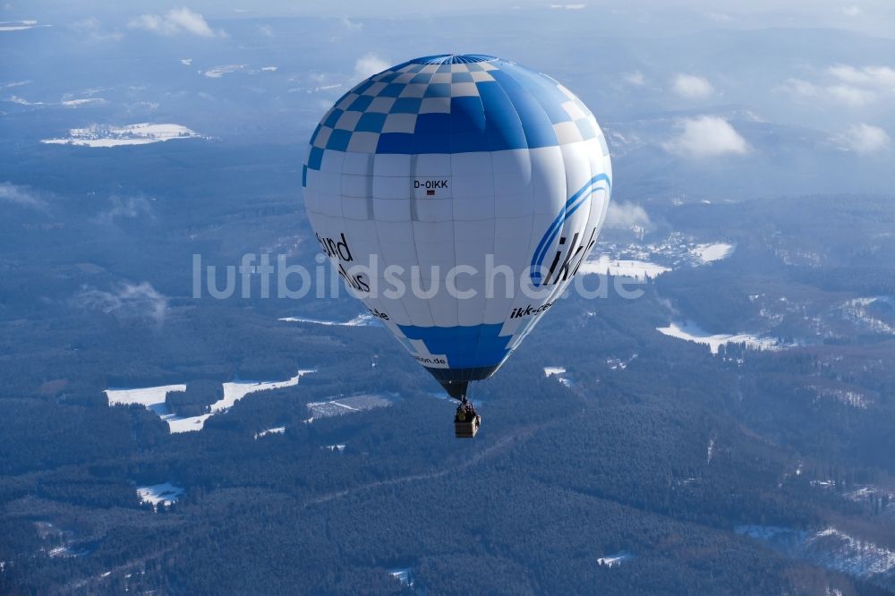 Luftaufnahme Elbingerode (Harz) - Winterluftbild Heißluftballon D-OIKK in Fahrt über dem Luftraum in Elbingerode (Harz) im Bundesland Sachsen-Anhalt, Deutschland