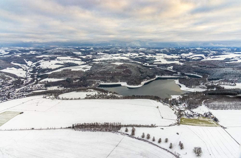 Luftbild Meschede - Winterluftbild Hennesee bei Meschede im Bundesland Nordrhein-Westfalen, Deutschland