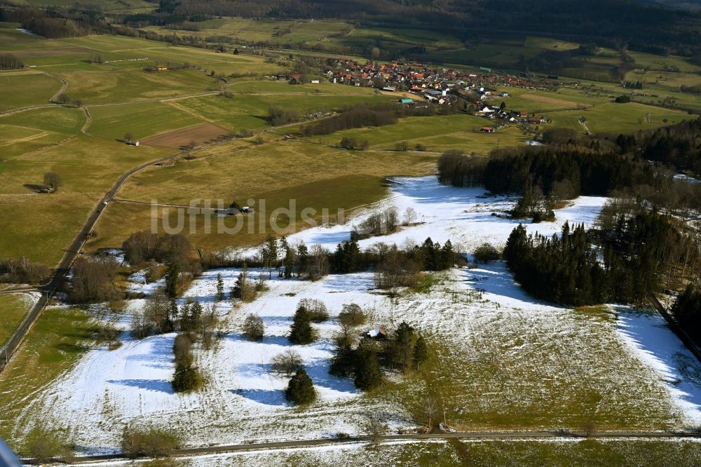 Kalbach aus der Vogelperspektive: Winterluftbild Hügellandschaft in Kalbach im Bundesland Hessen, Deutschland