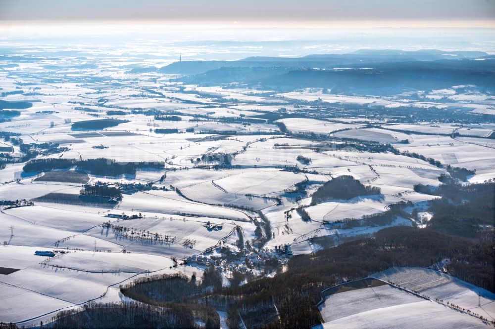 Neuenstein aus der Vogelperspektive: Winterluftbild Hügellandschaft in Neuenstein im Bundesland Baden-Württemberg, Deutschland